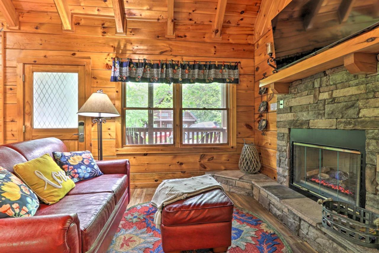 Romantic Gatlinburg Cabin With Hot Tub And Pool Access Apartment Exterior photo