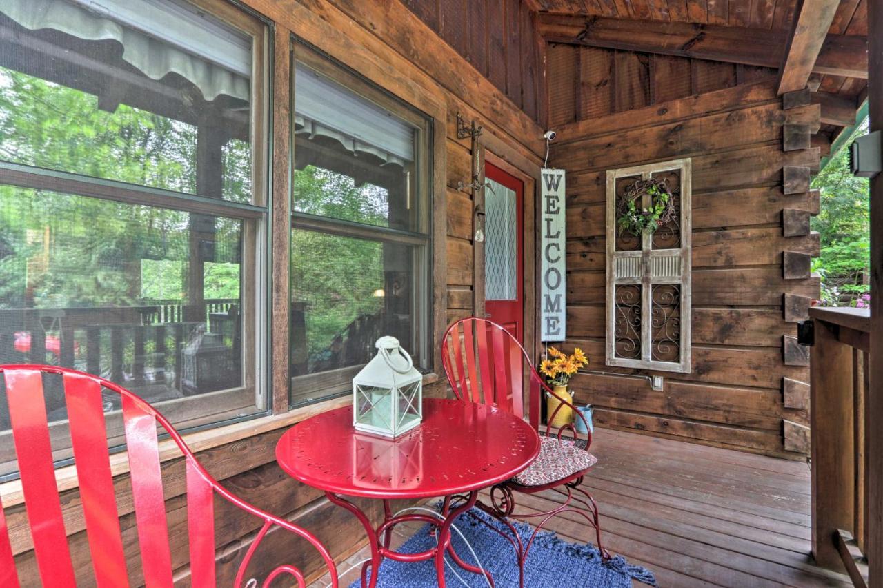 Romantic Gatlinburg Cabin With Hot Tub And Pool Access Apartment Exterior photo