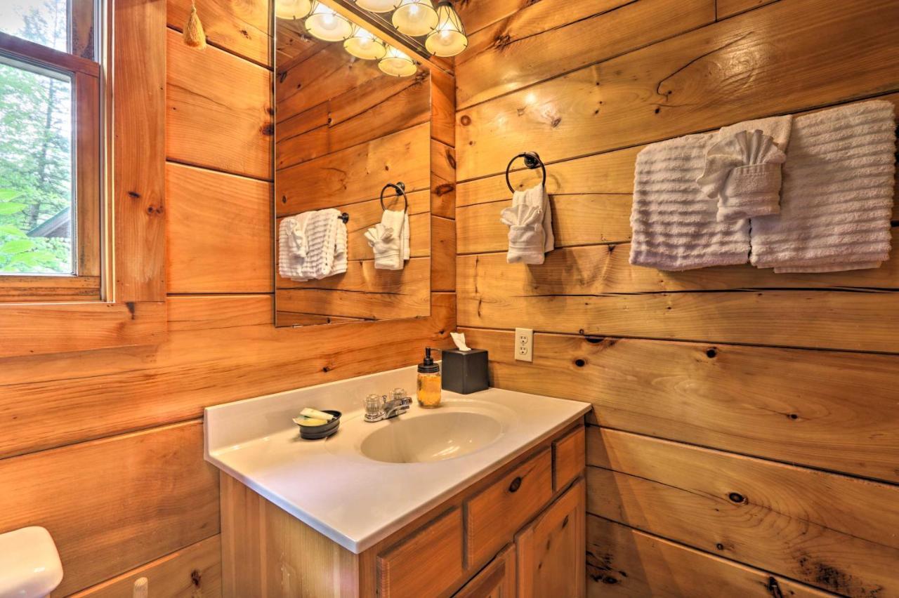 Romantic Gatlinburg Cabin With Hot Tub And Pool Access Apartment Exterior photo