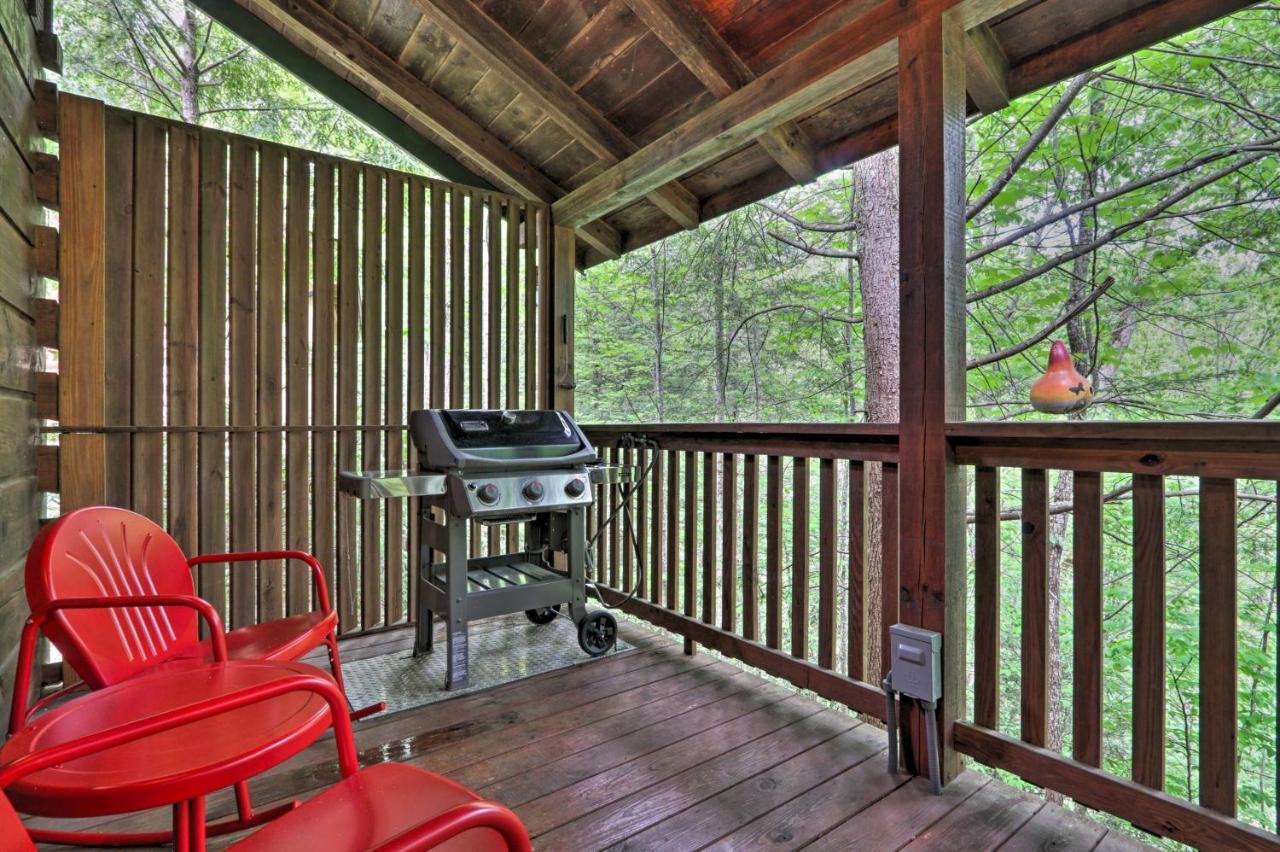 Romantic Gatlinburg Cabin With Hot Tub And Pool Access Apartment Exterior photo