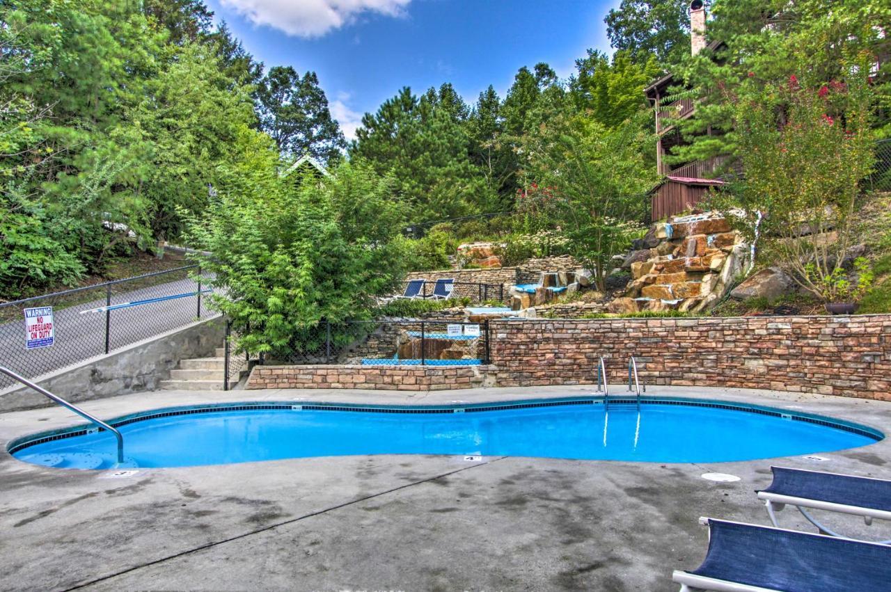 Romantic Gatlinburg Cabin With Hot Tub And Pool Access Apartment Exterior photo